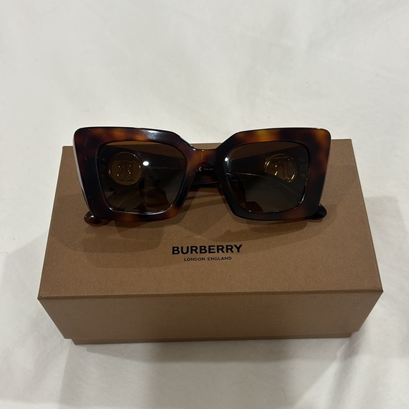 BURBERRY Daisy Sunglasses - Picture 8 of 9